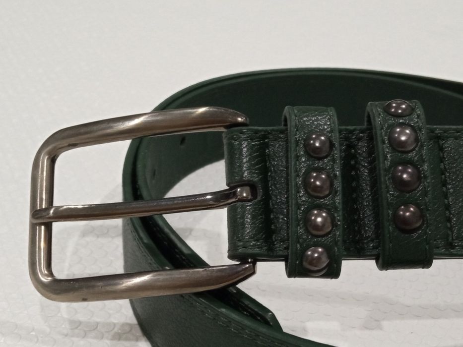 Cintos muito elegantes, de fivela larga e cores muito sóbrias