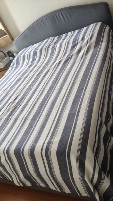 Cama IKEA com cabeceira, estofada, e dois gavetões