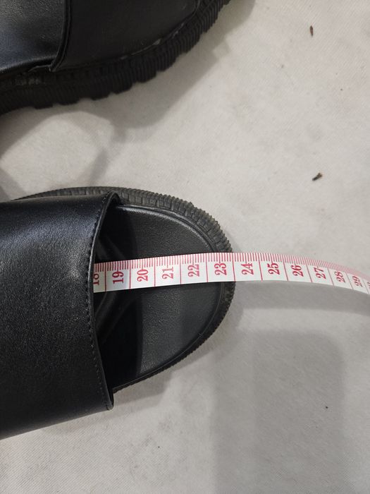 Czarne sandałki idealne na lato