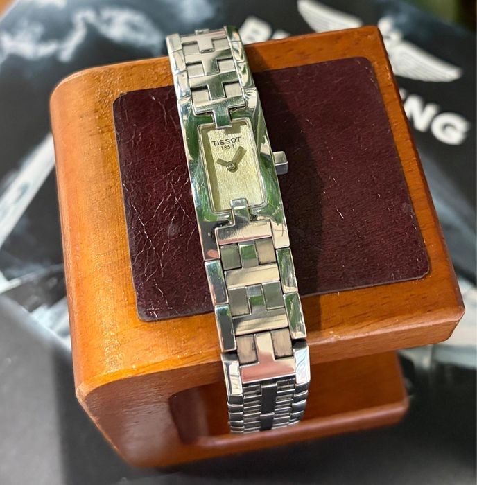 Zegarek marki Tissot, model L820P, lata 2000-te. Damski