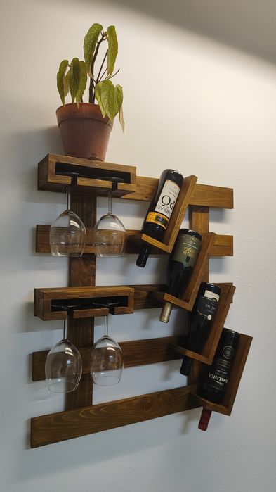 Garrafeira rústica em madeira para 4 garrafas e 4 copos.
Alt