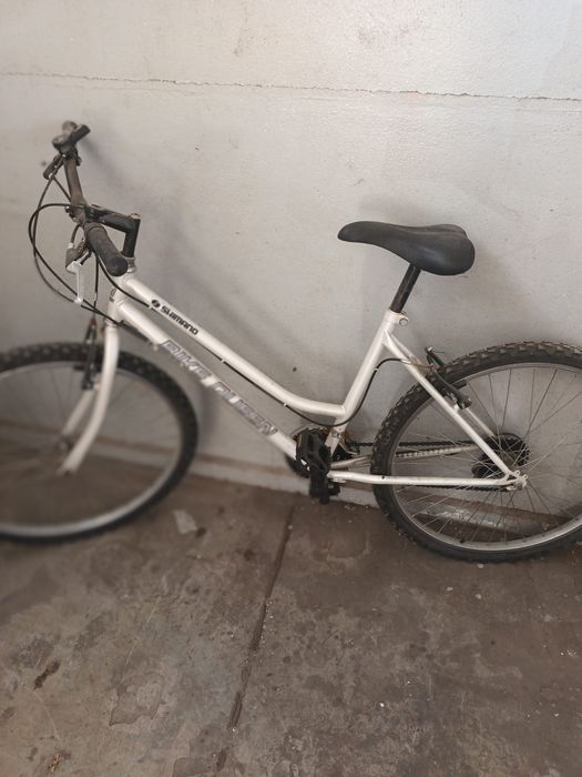 Duas bicicletas em bom estado