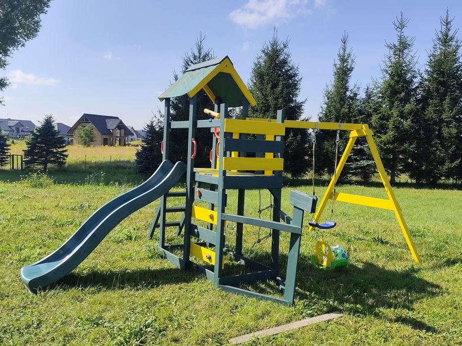 domek z huśtawką i zjeżdżalnią