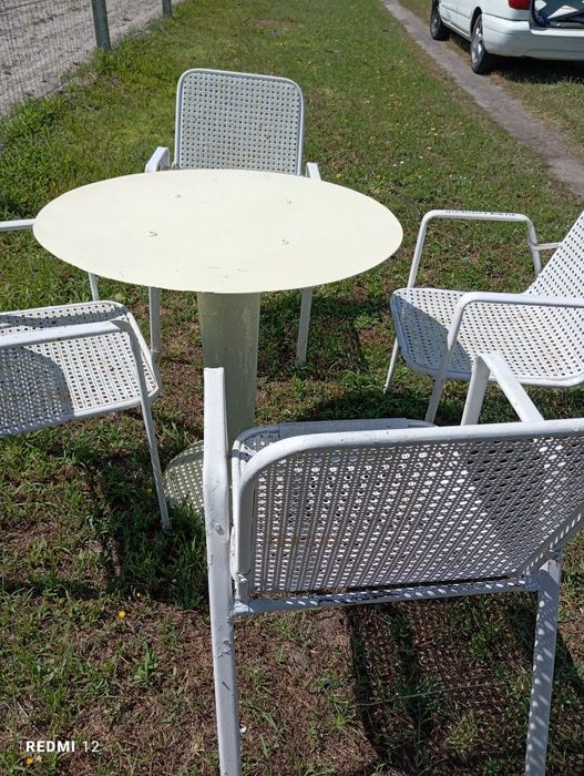 Mesa de ferro e cadeiras