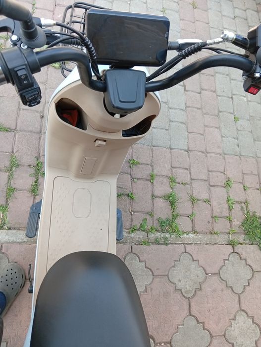 Продаю електроскутер ще на гарантії запас ходу 50 км максимальна швидкість 60 км навантаження 200 кг є поворотники і фари
