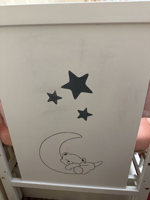 Дитяче ліжко.