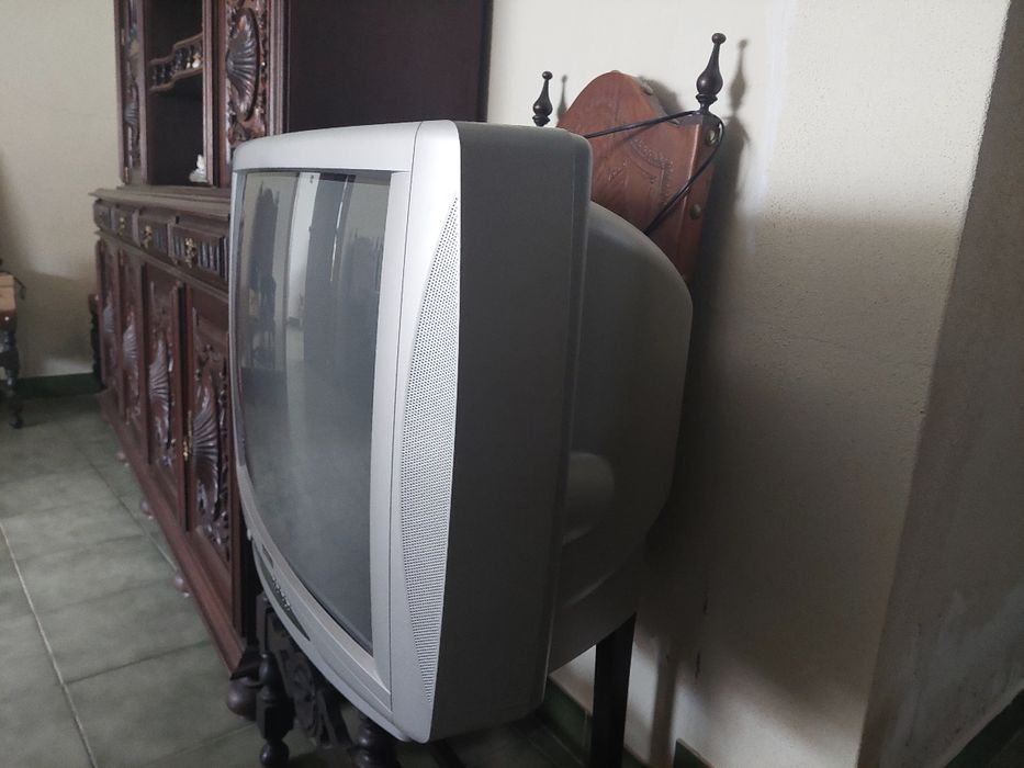 Televisão antiga a funcionar bem
