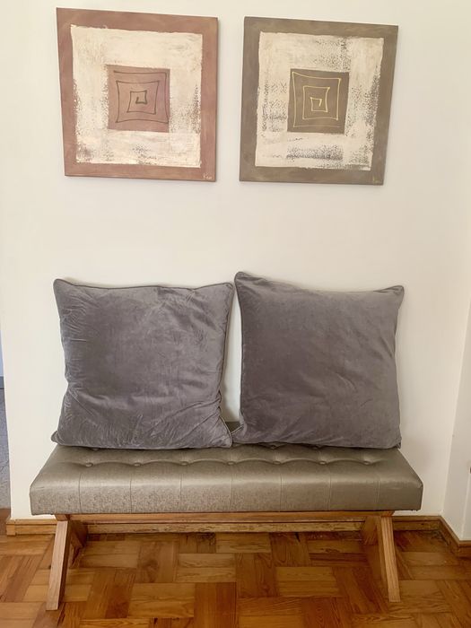 Par de almofadas grandes em veludo cinzento. O preço é do par.