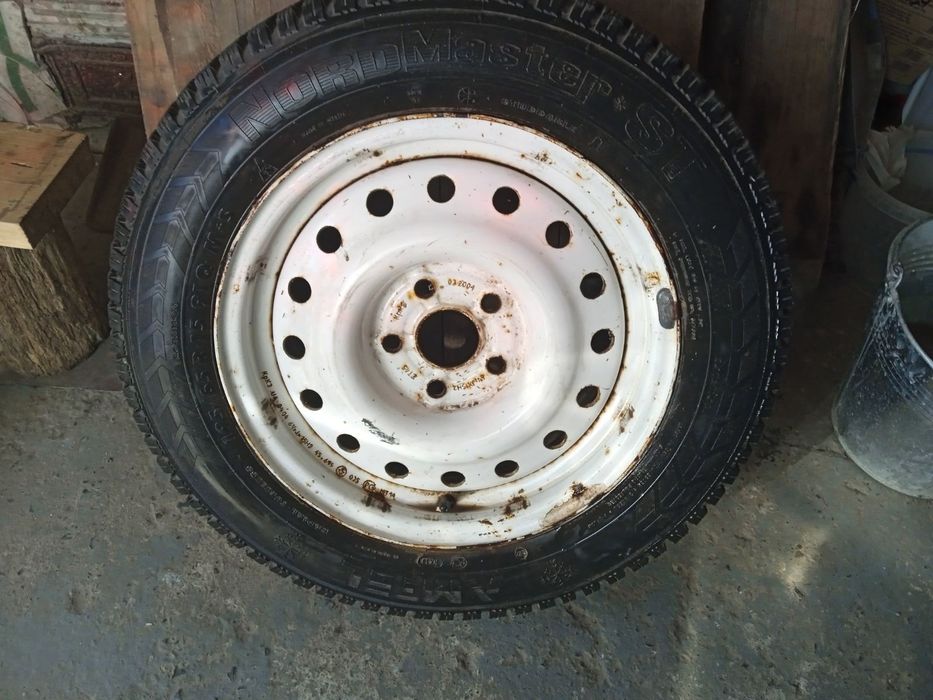 Продам колесо ГАЗ 3110 ЗИМА ШИПОВАНАЯ состояние нового 1500