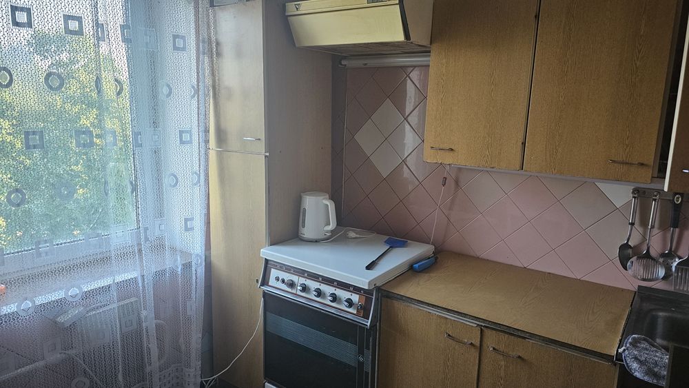 Продам у тихому місці 2-ох кімнатну квартиру мебльовану
