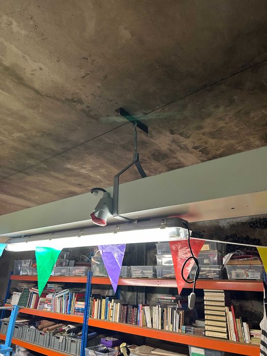 Sistema de Iluminação Industrial com 6 Luzes e 16 Tomadas Trifásicas