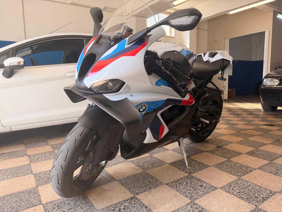 BMW M1000Rr imaculada