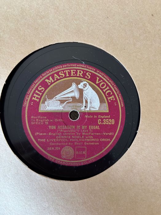 Grafonola antiga com 24 discos