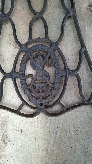 Zabytkowa żeliwna rama maszyny do szycia SINGER