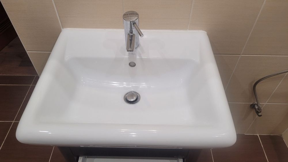 Cersanit, słupek, szafka z umywalką oraz bateria łazienkowa.