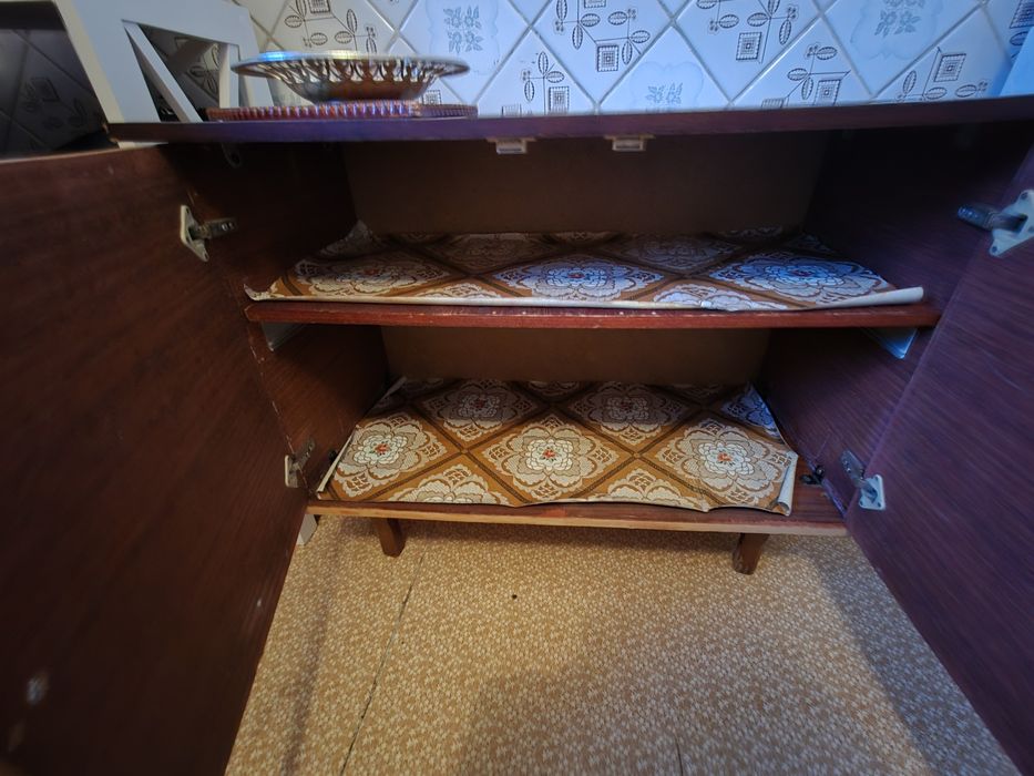 Безкоштовно віддам  2 шафи та  2 тумби+ сервант