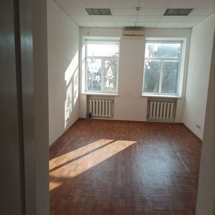 Оренда офісних 5,8 квм та  13 квм та склад приміщень Мрії 12