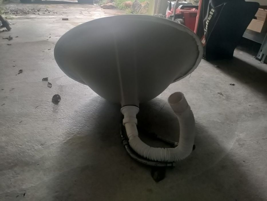 Lavatório oval com uma torneira