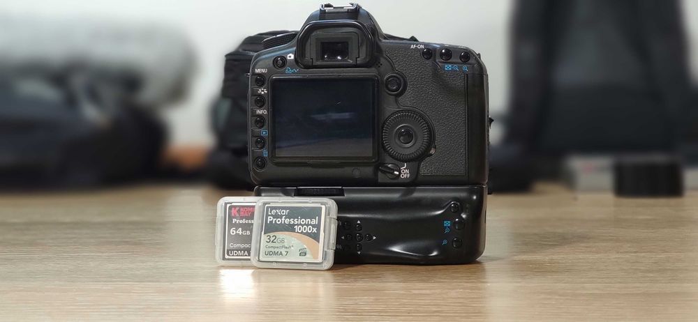 DSLR Canon 5D MII (Inclui: Grip + Cartão CF 64 GB + Cartão CF 32 GB)