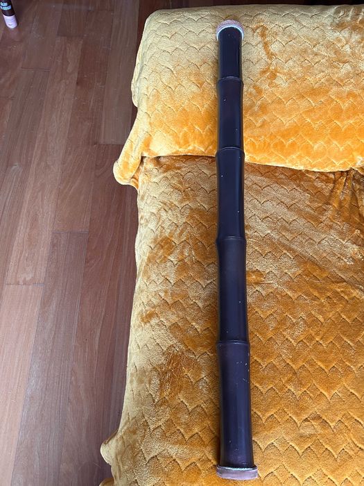 Pau de chuva artesanal em castanho.