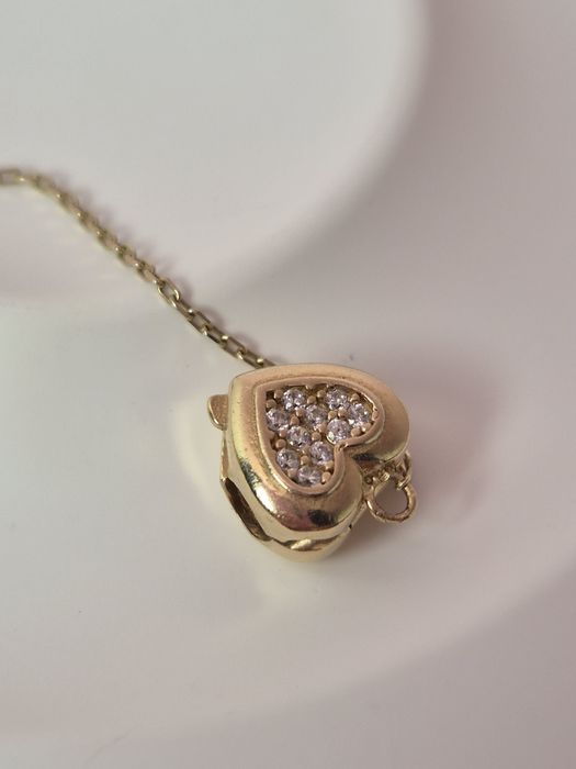 Złoty łańcuszek zabezpieczający typu Pandora serce cyrkonie białe 585