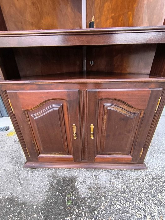 Armário de canto de madeira