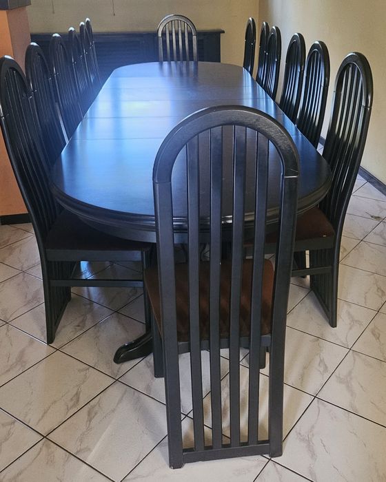 Stół drewniany z 14 krzeslami