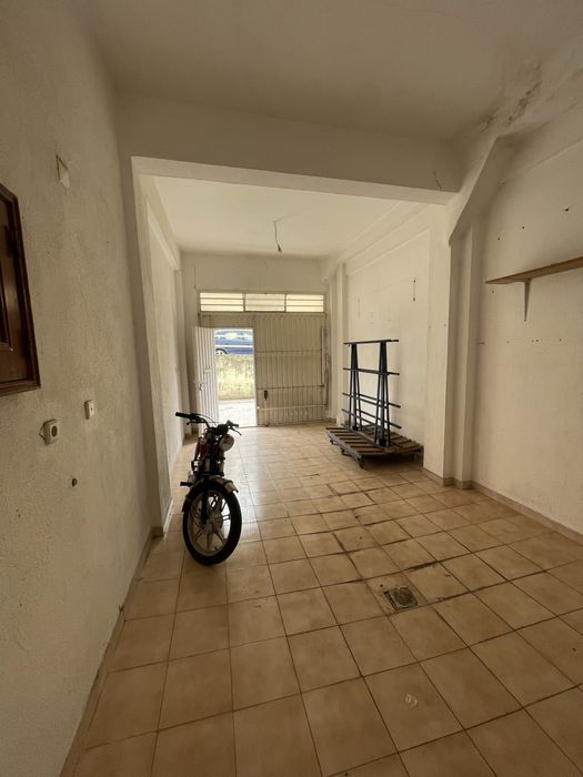 Garagem saida direta para a rua na Anta de Agualva