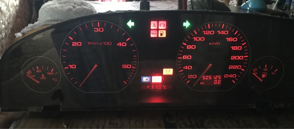 Ауди  а6 с4 , 100  дизель и  бензин, панель приборов.