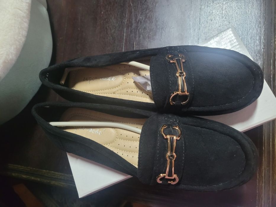 Sapatos pretos de camurça