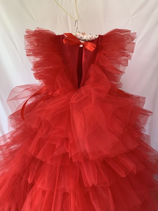 Сукня червона на 5-6 рокiв пишна нарядна на день народження