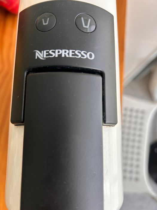 Máquina de café nesspresso De longui branca