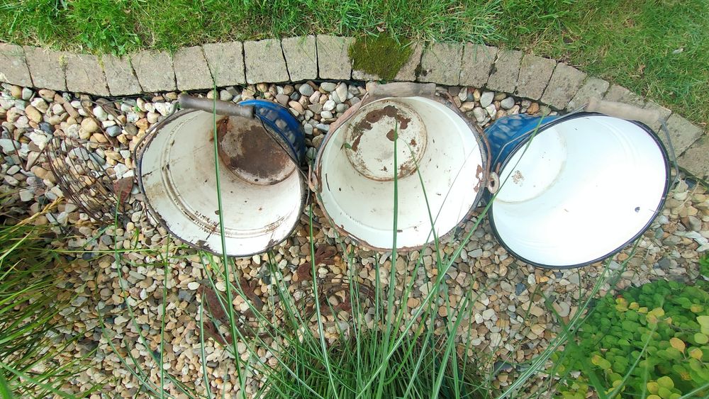 Zabytkowe emaliowane wiadra PRL, osłonki, doniczki