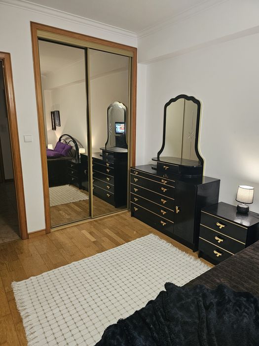 Alugo quarto espaçoso com muita luz natural mobilado com tv