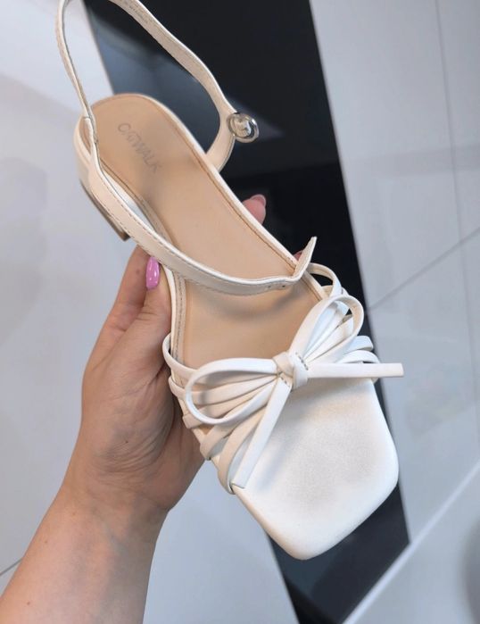 Catwalk białe sandałki na niskim obcasie 41