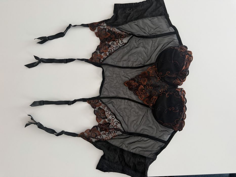 Koronkowy gorset / bustier z pasem do pończoch – czarny z miedziano-brązowym haftem bielizna