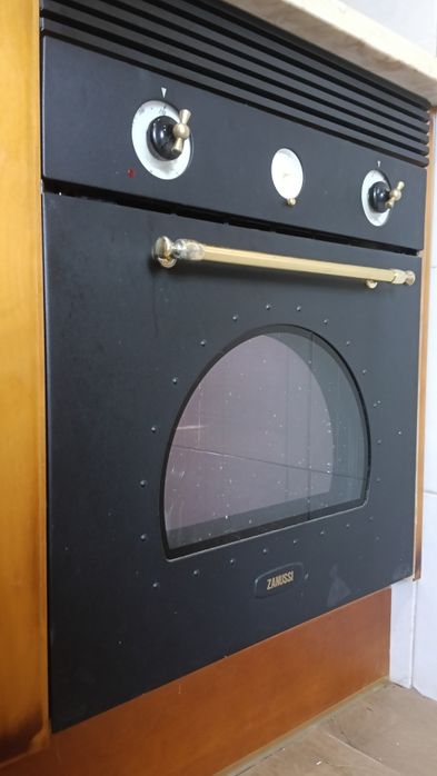 Forno elétrico preto encastrar Zanussi