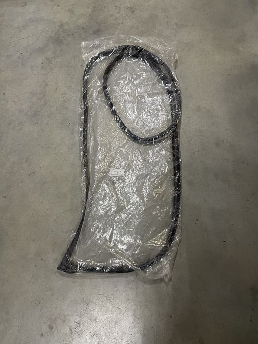 Ущільнювач двері передньої лівої Subaru