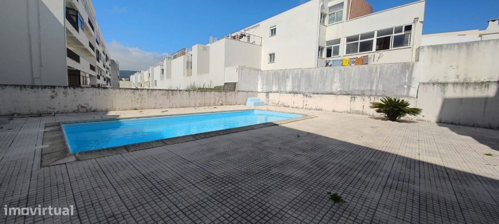 Apartamento T2 com parqueamento e vista de mar.  A 3 minutos da pra...