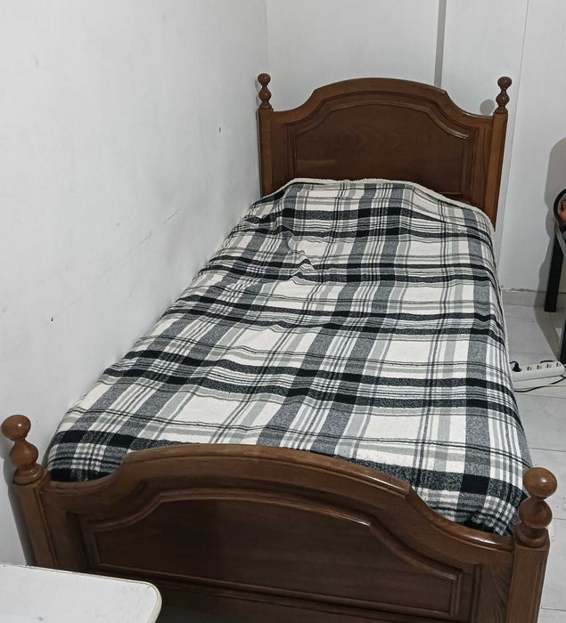 Cama e colchão. Usado apenas por 6 meses.