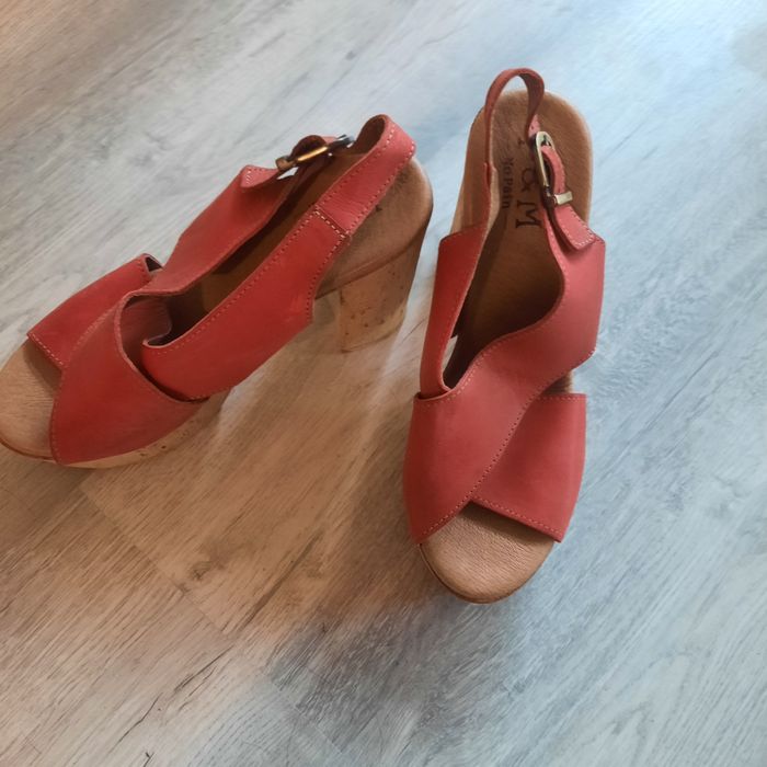Sandálias cor de tijolo da P&M