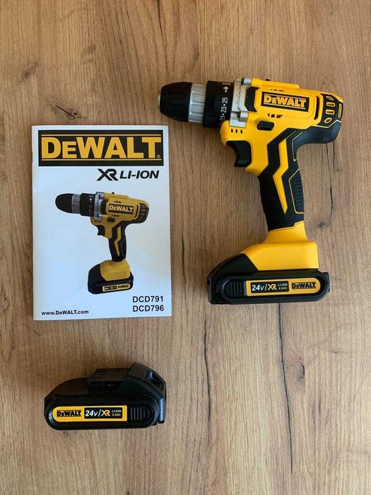 Потужний шуруповерт з великим набором інструментів DeWalt DCD791