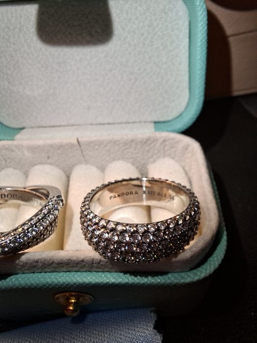 Conjunto com dois aneis de zircônias cintilantes da pandora