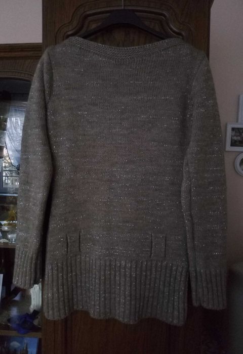 Sweter ciemno i jasno brązowy pleciony z błyszczącymi nićmi