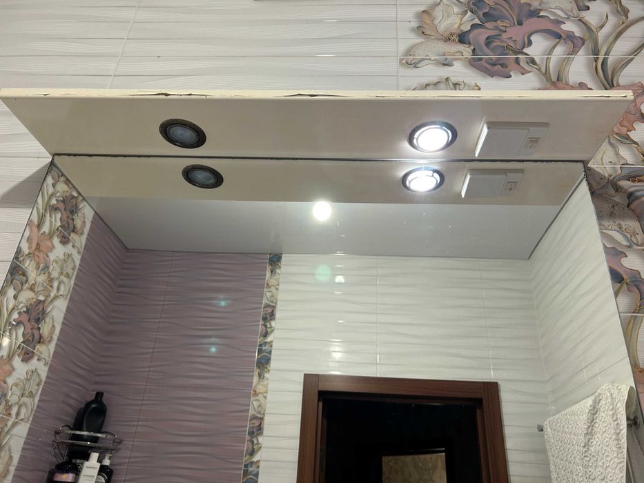 Дзеркало з полицею та підсвіткою у ванну кімнату 80х80 з дефектами