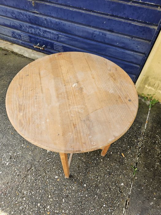 Mesa redonda de madeira