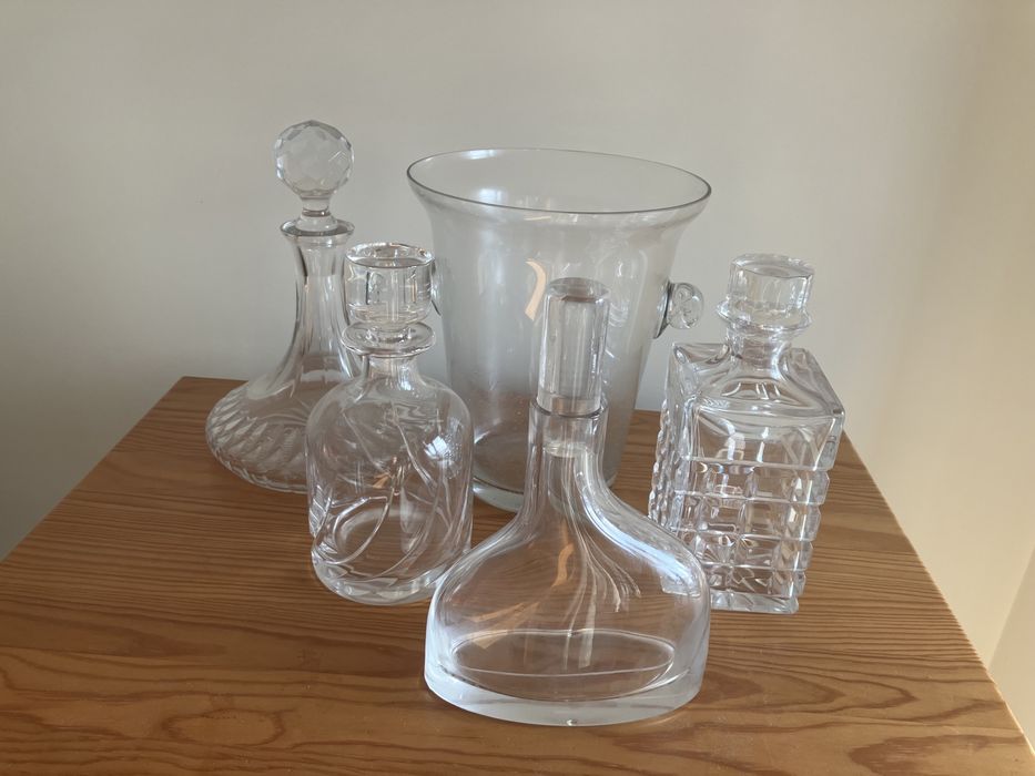 Vista alegre garrafas e balde para gelo