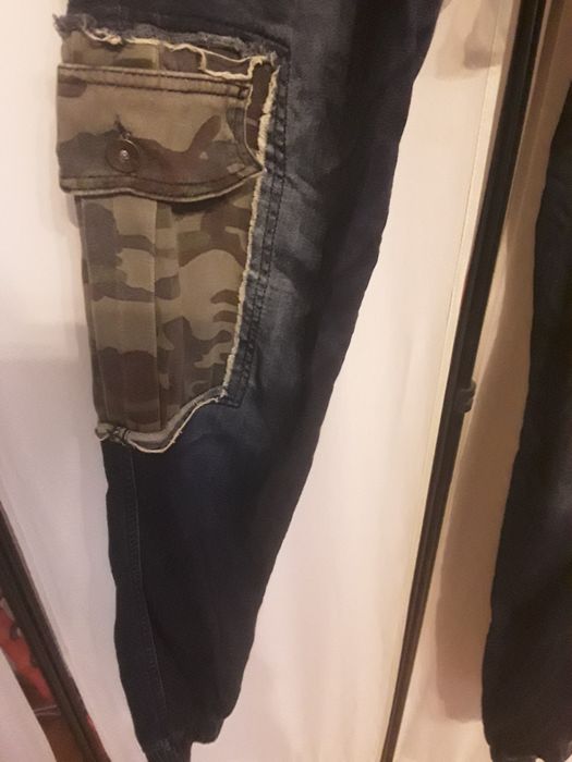 Spodnie jensowe bojówki  na gumce naszywki moro