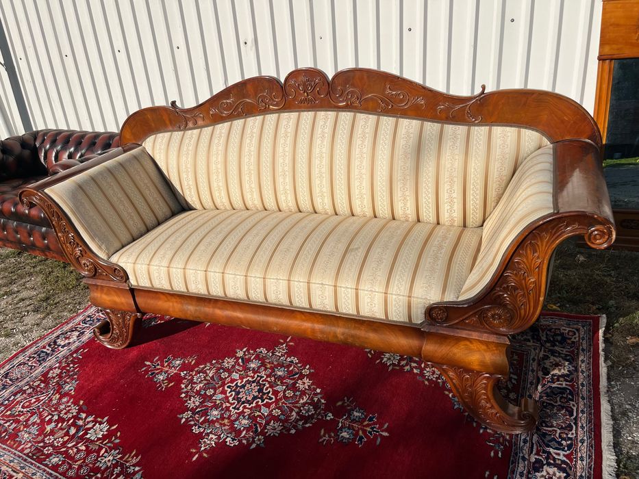 Stara sofa w stylu Biedermeier .