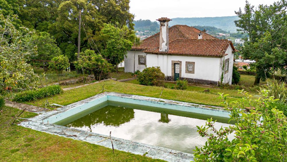 Moradia classificada de interesse arquitetónico com logradouro e terreno sobrante com viabilidade de construção.